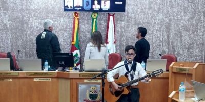 Murielzinho canta Hino Rio-Grandense na abertura da sessão da Câmara Municipal de Camaquã