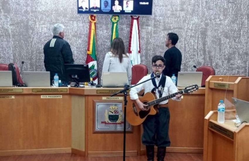 Murielzinho canta Hino Rio-Grandense na abertura da sessão da Câmara Municipal de Camaquã 