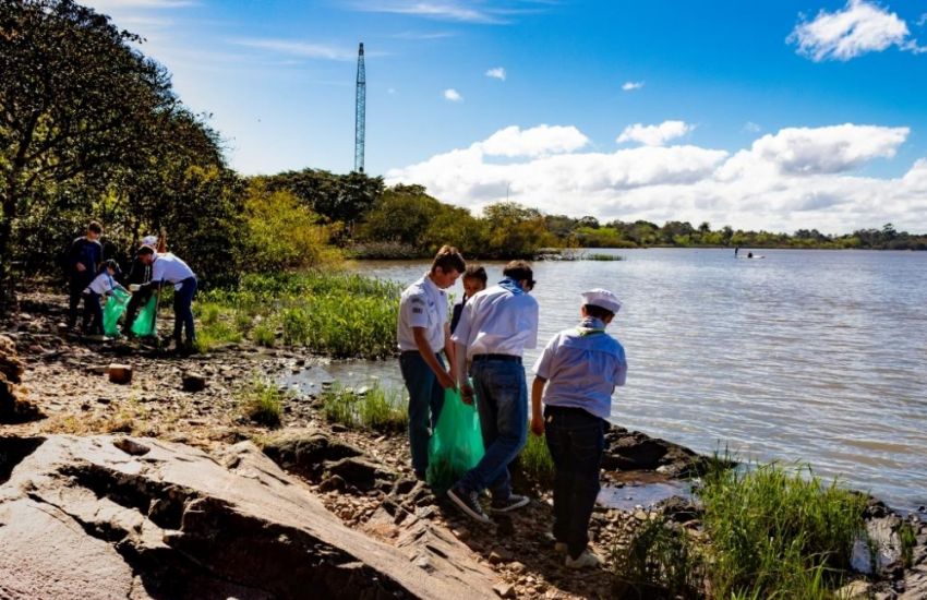 Projeto Nadando Pelos Cartões Postais realiza limpeza da orla do Lago Guaíba  