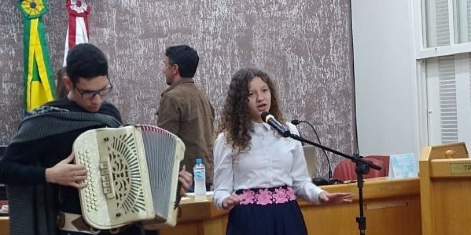 Cantora Evellyn Katzer canta hino do Rio Grande do Sul na Câmara de Camaquã