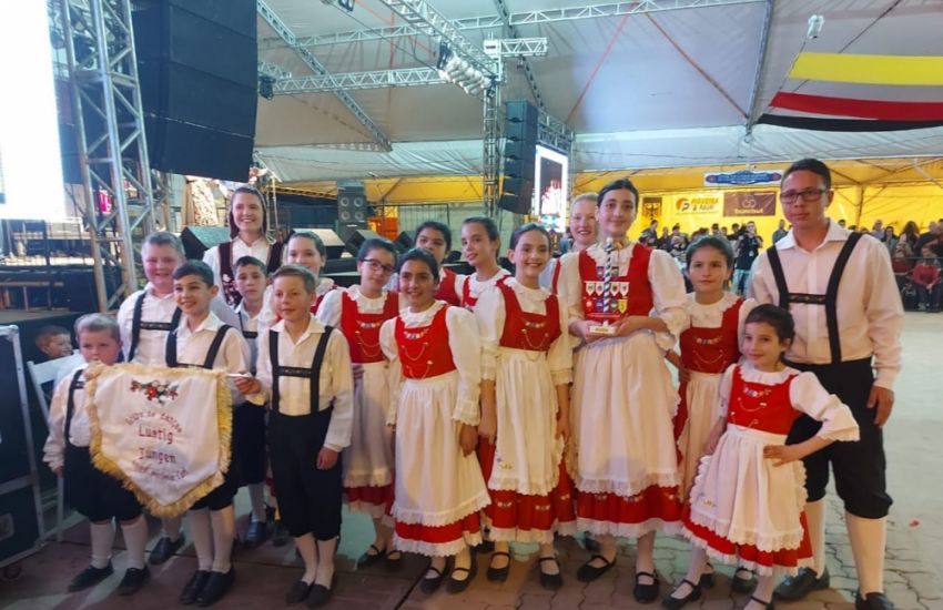 Grupo de dança da Escola Antônio Curi de Cristal participa da SüdOktoberFest em São Lourenço do Sul 