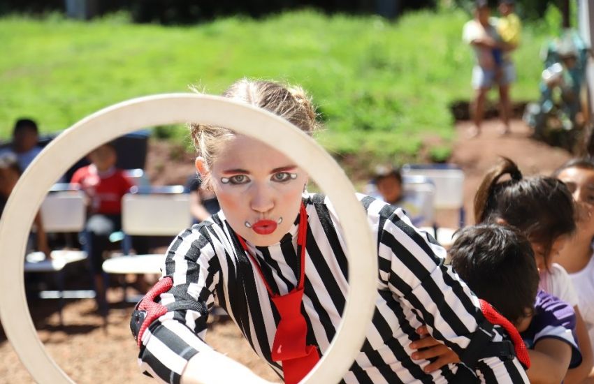 Cortejo com palhaços e malabares marca abertura do 7º Sesc Circo em Camaquã 