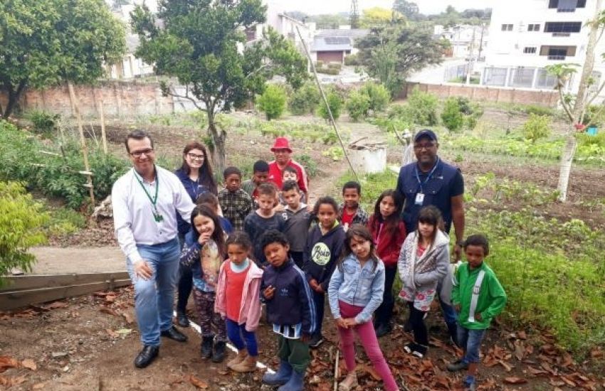 Capacitação em parceria com a Emater reúne crianças participantes da Horta Comunitária em Camaquã 