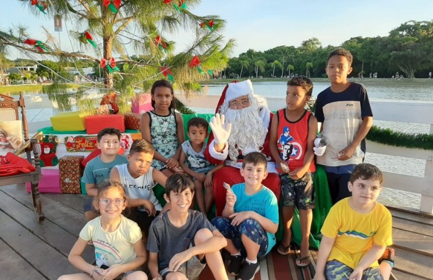 Chegada do Papai Noel emociona e encanta crianças e adultos na prainha em Camaquã 