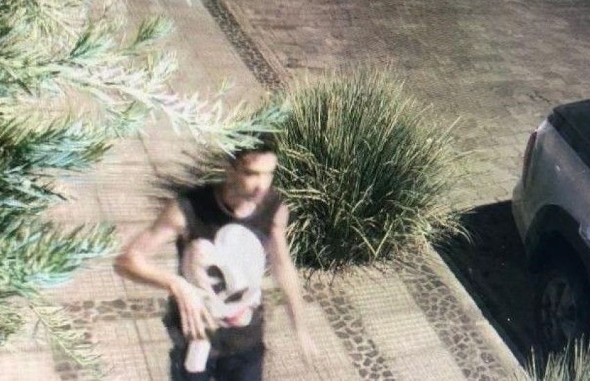 Câmeras de segurança mostram parte do trajeto de jovem antes de desaparecer em Camaquã 