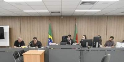 Acusado de matar o filho bebê e mais cinco pessoas é condenado a 145 anos de prisão em Porto Alegre