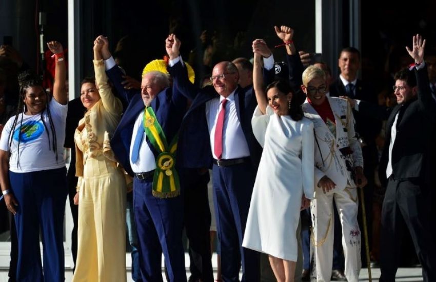 Lula sobe a rampa do Planalto e recebe faixa presidencial 