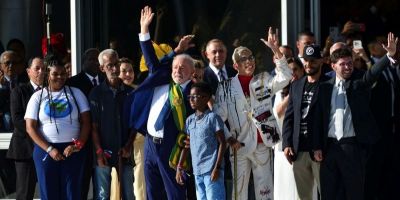 Saiba quem são as pessoas que entregaram a faixa presidencial a Lula