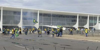 Manifestantes invadem Congresso, Planalto e STF