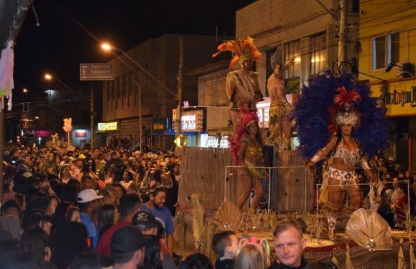 Carnaval de Rua de Tapes reuniu cerca de 20 mil pessoas 