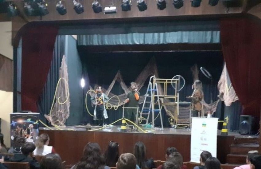 Projeto Teatral Recicla Mundo realiza apresentações no Cine Teatro Coliseu em Camaquã 