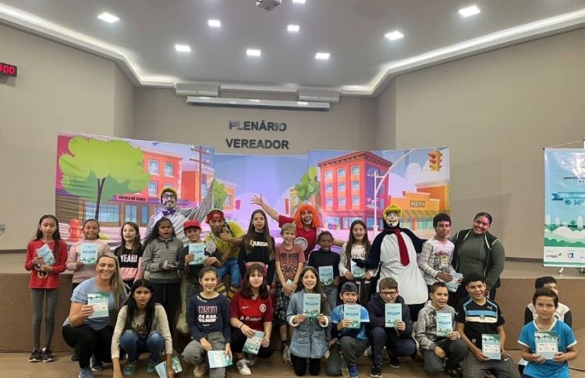 Peça de teatro "Planeta Água em Cena" encanta alunos da rede municipal de Dom Feliciano 