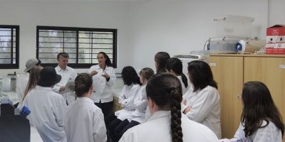 Estudantes de São Lourenço do Sul participam de aula de química ambiental na FURG-SLS