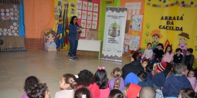 Turmas de Educação Infantil recebem livros e bonecos do projeto Nosso Cantinho da Leitura em Tapes