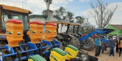 Prefeitura de Camaquã entrega máquinas e implementos à Associação Comunitária Agrícola dos Galpões