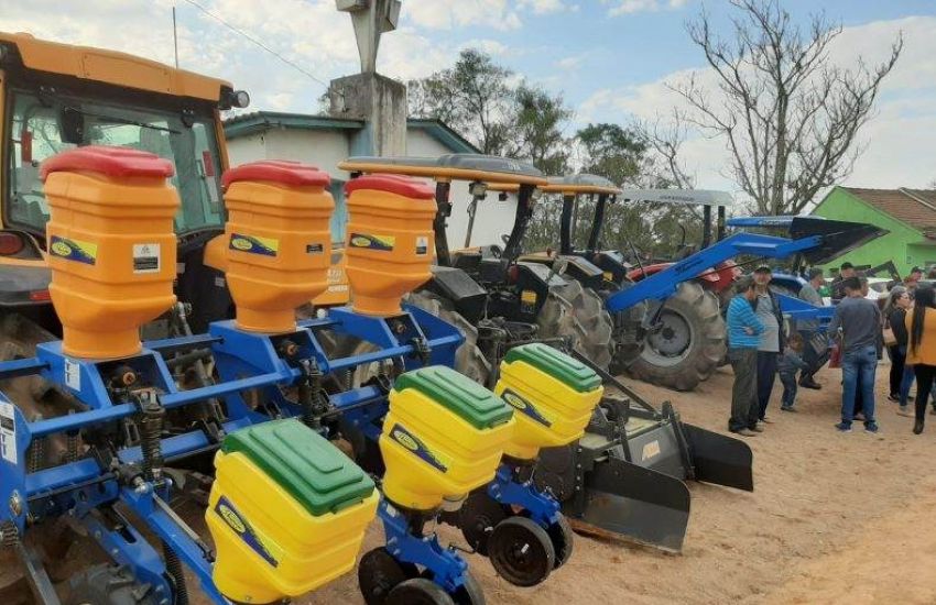 Prefeitura de Camaquã entrega máquinas e implementos à Associação Comunitária Agrícola dos Galpões 