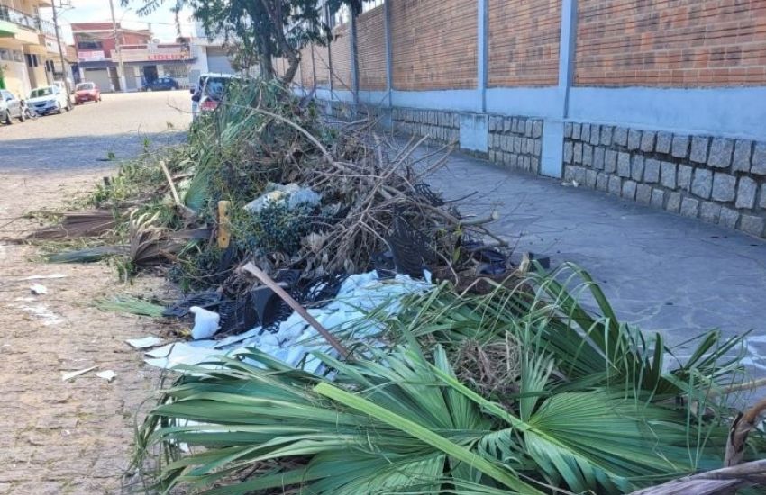 Internauta reclama de acúmulo de lixo em rua lateral da Rodoviária Estadual de Camaquã 