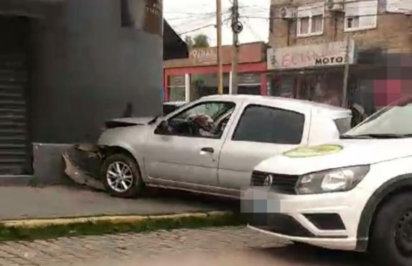 Carro se envolve em acidente, sobe calçada e acaba atingindo parede de loja no centro de Camaquã 