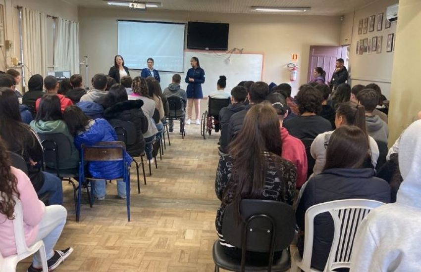 Equipe da UBS Santa Marta promove palestra sobre ansiedade e depressão na EEEM Ana Cesar em Camaquã  
