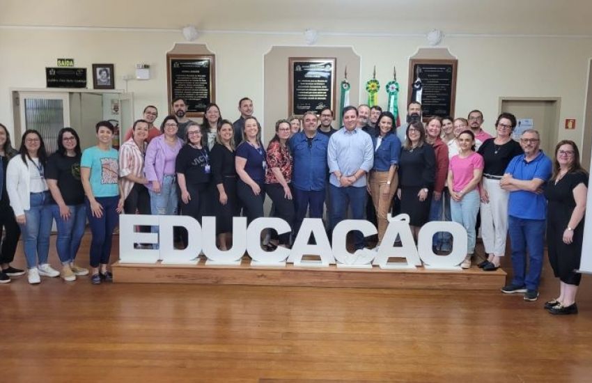 Diretores das escolas municipais de Camaquã participam de reunião na SMED     