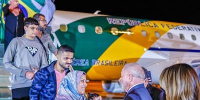 Grupo de 32 pessoas repatriadas da Faixa de Gaza chega a Brasília