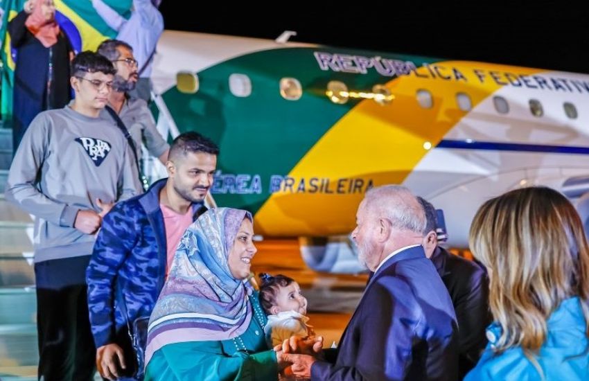 Grupo de 32 pessoas repatriadas da Faixa de Gaza chega a Brasília 