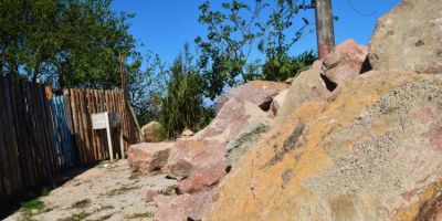 Prefeitura de Tapes inicia transporte de cargas de pedra para construção de barreira de contenção na Vila dos Pescadores