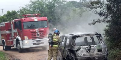 Veículo incendiado em estrada de Tapes pode estar ligado a roubo de carga em Camaquã, diz polícia