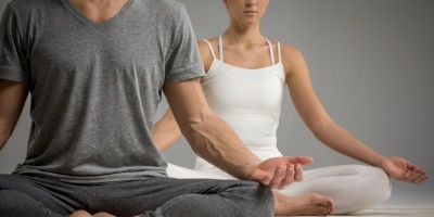 Síndrome de fim de ano: como o yoga ajuda a combater a ansiedade durante o mês de dezembro?