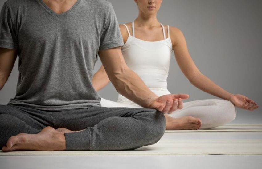 Síndrome de fim de ano: como o yoga ajuda a combater a ansiedade durante o mês de dezembro? 