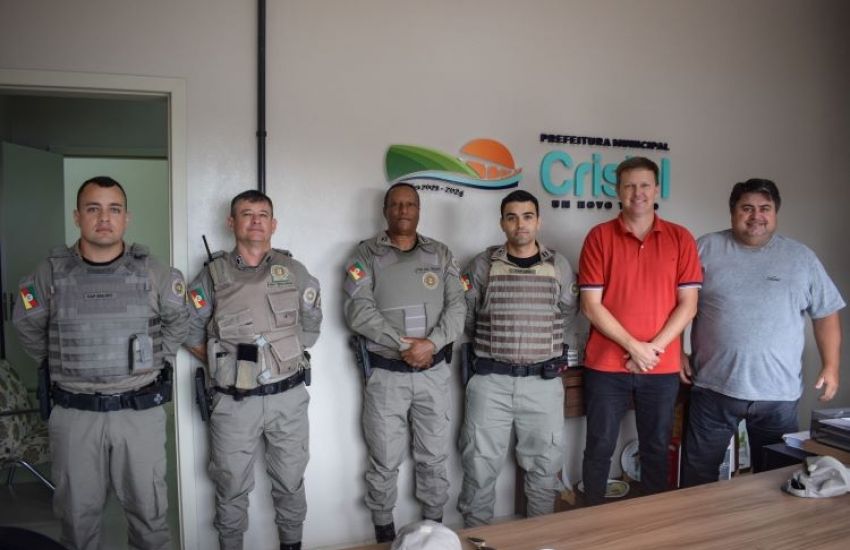Visita da Brigada Militar discute estratégias de segurança para a temporada de verão em Cristal 