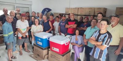 Pescadores artesanais de São Lourenço do Sul recebem caixas isotérmicas para conservação do pescado