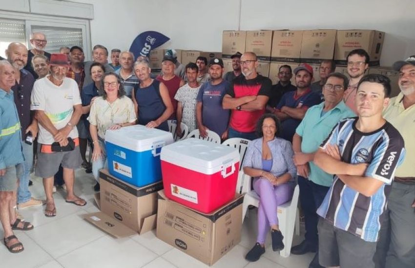 Pescadores artesanais de São Lourenço do Sul recebem caixas isotérmicas para conservação do pescado 