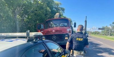 PRF prende motorista que dirigia caminhão que havia sido furtado em Sapucaia do Sul   