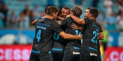 Grêmio vence Novo Hamburgo por 2 a 0 e segue líder do Gauchão