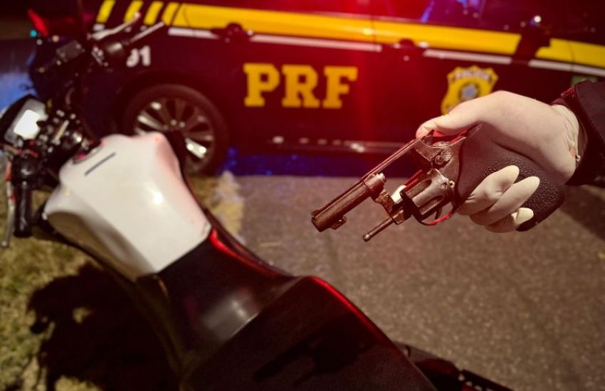 Dupla é presa com arma e moto com placa clonada em Eldorado do Sul 