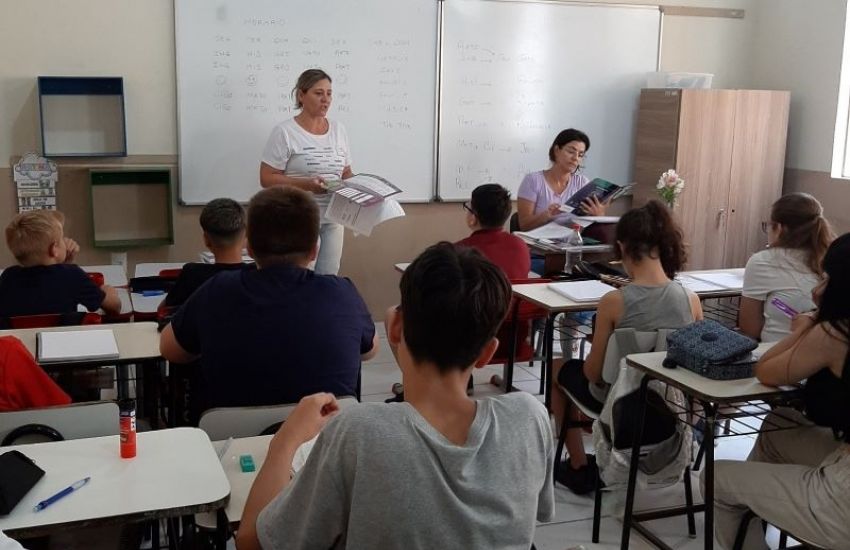 Estudantes camaquenses recebem novo material do Sistema Aprende Brasil      