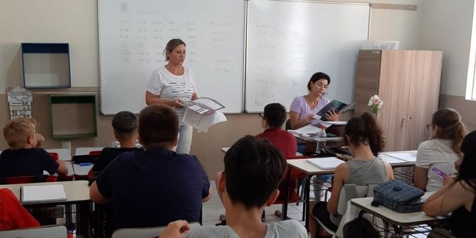 Estudantes camaquenses recebem novo material do Sistema Aprende Brasil     