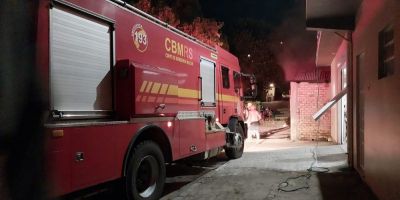 Veículo incendeia dentro de galpão no bairro Bom Sucesso em Camaquã 
