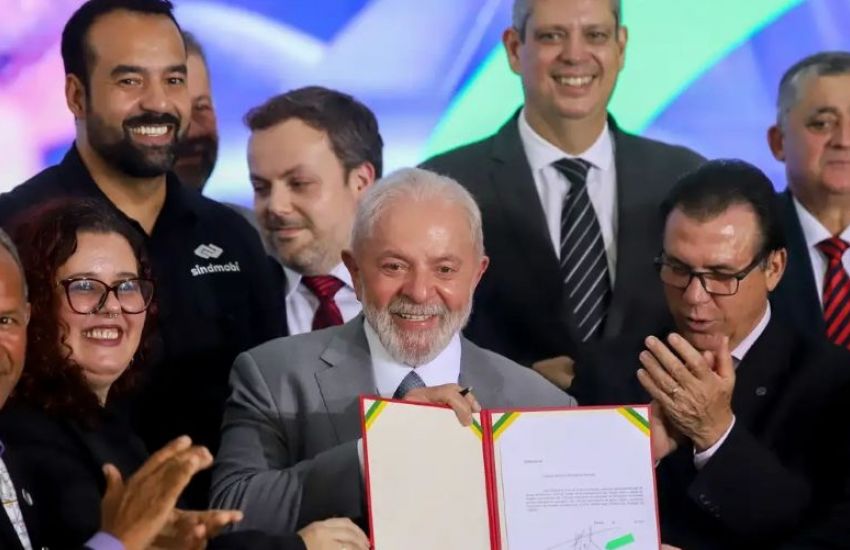 Lula assina projeto de lei que regula atividade de motoristas de aplicativo no Brasil     
