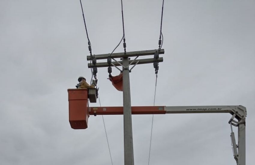 Cerca de 84 mil clientes da CEEE Equatorial ainda estão sem energia elétrica no RS 