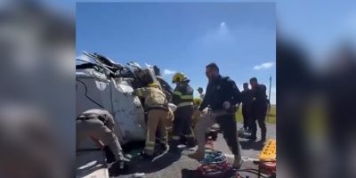 Colisão entre van e caminhão deixa ao menos quatro mortos e sete feridos na BR-158 no RS
