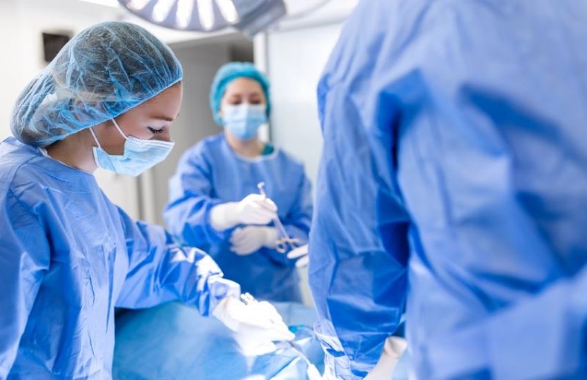 Primeira cirurgia de transposição uterina do RS é realizada em Porto Alegre    
