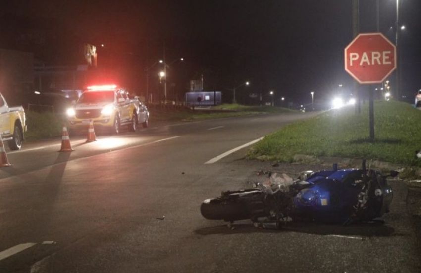 Motociclista morre após colidir com caminhão em Novo Hamburgo    