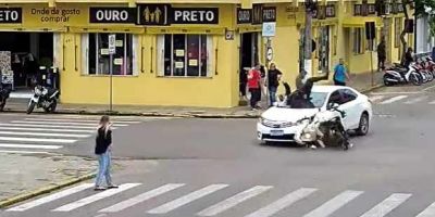 Colisão entre carro e moto deixa homem ferido no centro de Camaquã
