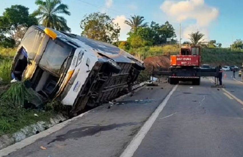 Acidente envolvendo ônibus de turismo mata nove pessoas na Bahia   