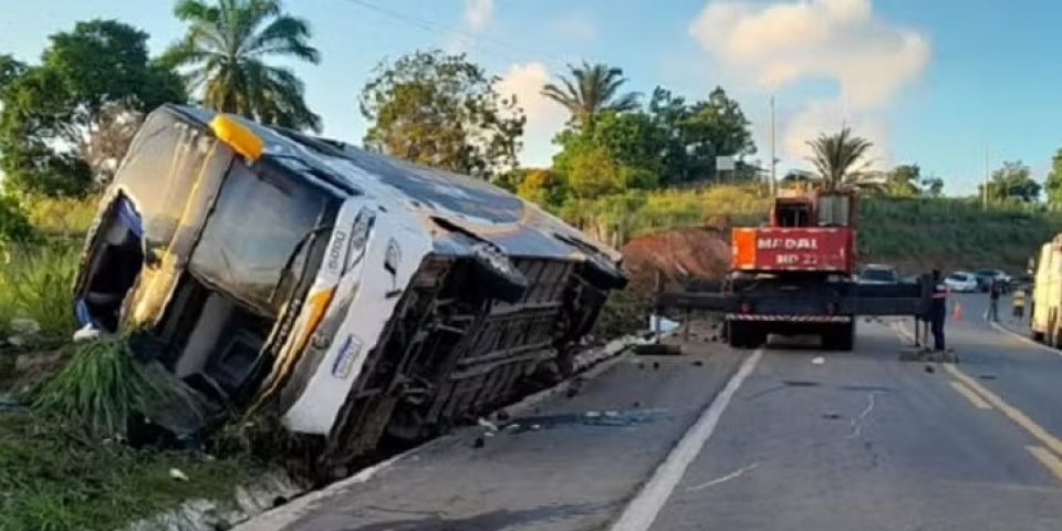 Acidente envolvendo ônibus de turismo mata nove pessoas na Bahia  
