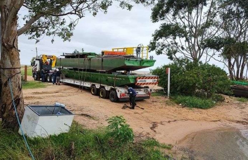 Arambaré recebe balsa que ajudará na travessia de veículos e pessoas durante construção da nova Ponte João Goulart 