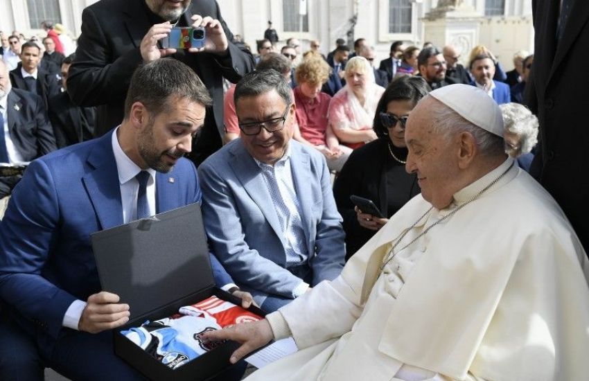 No Vaticano, governador convida Papa Francisco para vir ao RS em 2026 