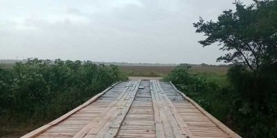 Prefeitura de Camaquã realiza reconstrução em ponte no Banhado do Colégio   